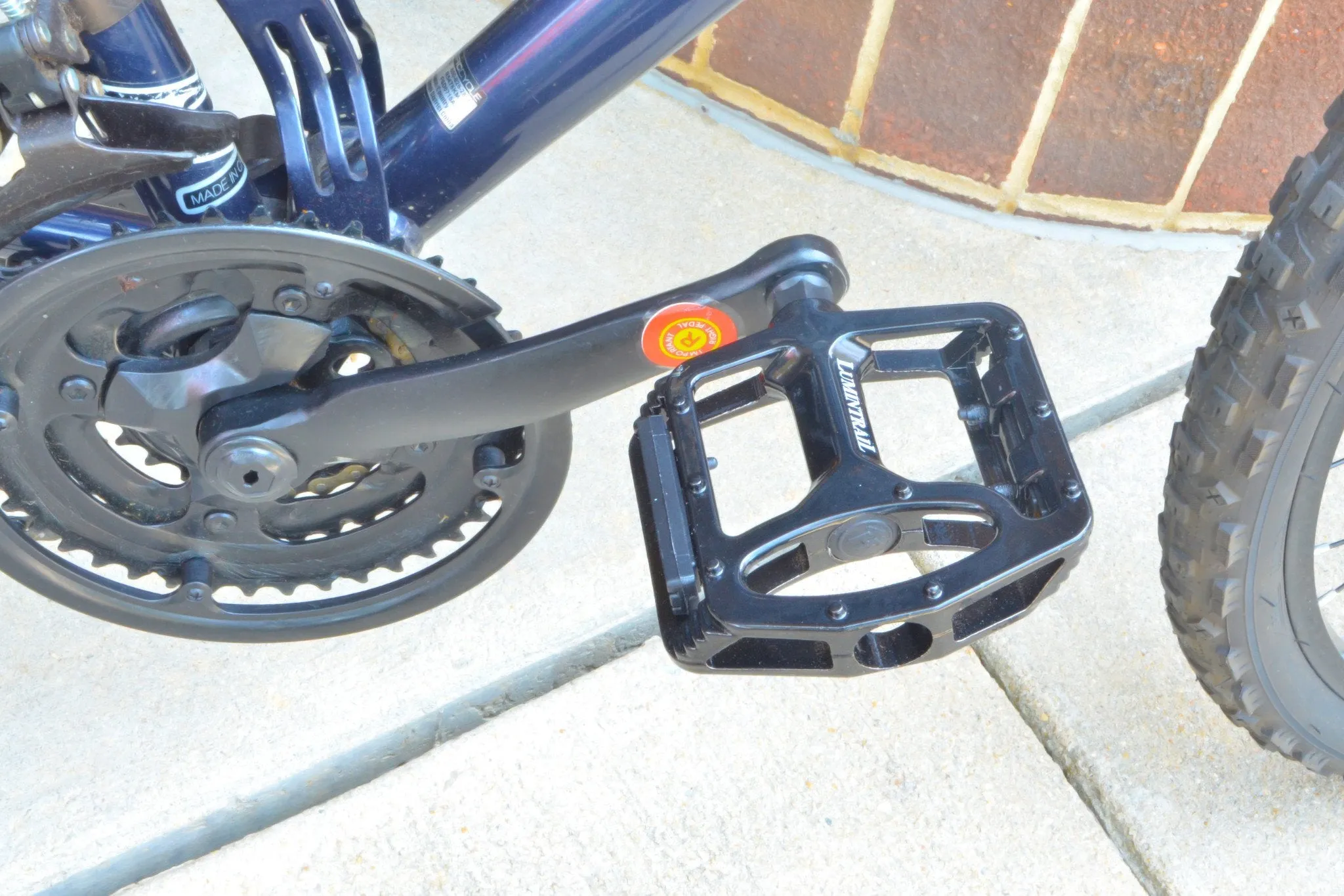 Bike Pedals: Light Weight with Anti-Skid Pins