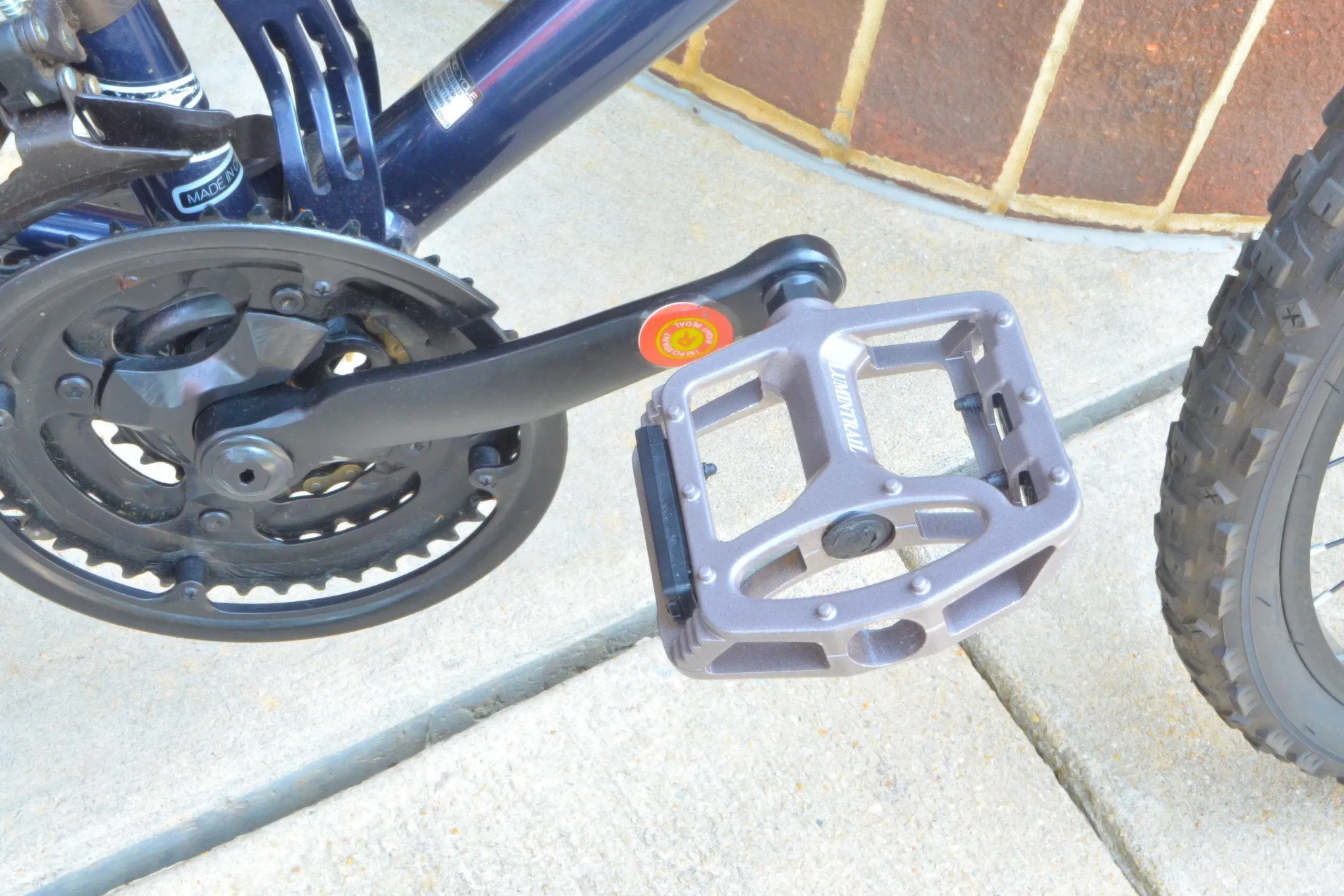 Bike Pedals: Light Weight with Anti-Skid Pins