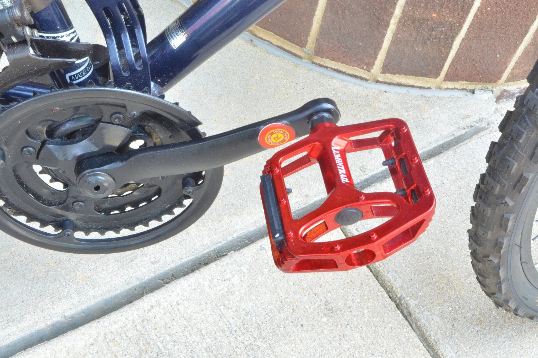 Bike Pedals: Light Weight with Anti-Skid Pins